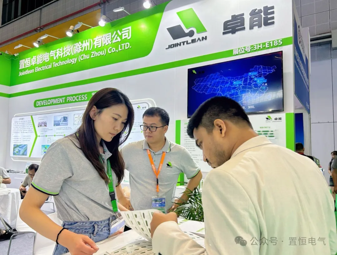 與來訪企業客戶展開合作洽談